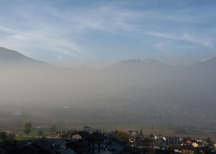 Il fumo, fotografato oggi, tra Pollein e Aosta (foto da Facebook).
