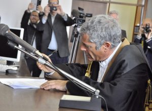 Gramola firma l'insediamento quale Presidente.