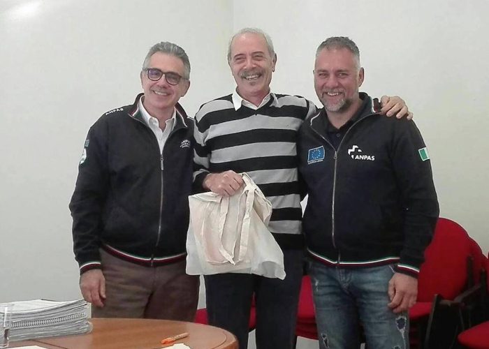 Nella foto al centro il presidente dell'associazione dei volontari del soccorso Mont-Rose di Donnas, Paolo Carlino tra il presidente ANPAS dottor Fabrizio Pregliasco e il coordinatore della Federazione Regionale dei volontari del soccorso della Valle d'Aosta Mauro Cometto