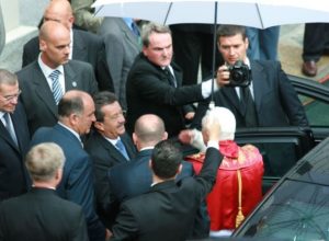 Papa Benedetto XVI all'uscita della Cattedrale