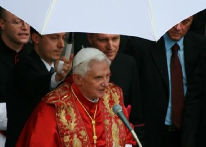 Papa Benedetto XVI all'uscita della Cattedrale