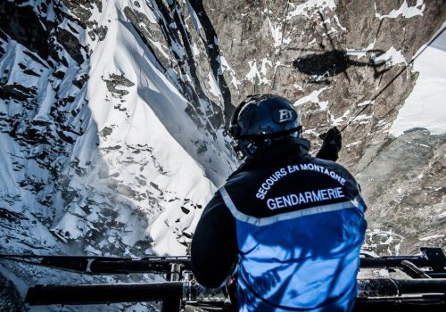 Un soccorritore del Pghm in elicottero (foto FB - Pghm Chamonix).