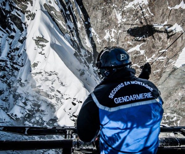 Un soccorritore del Pghm in elicottero (foto FB - Pghm Chamonix).
