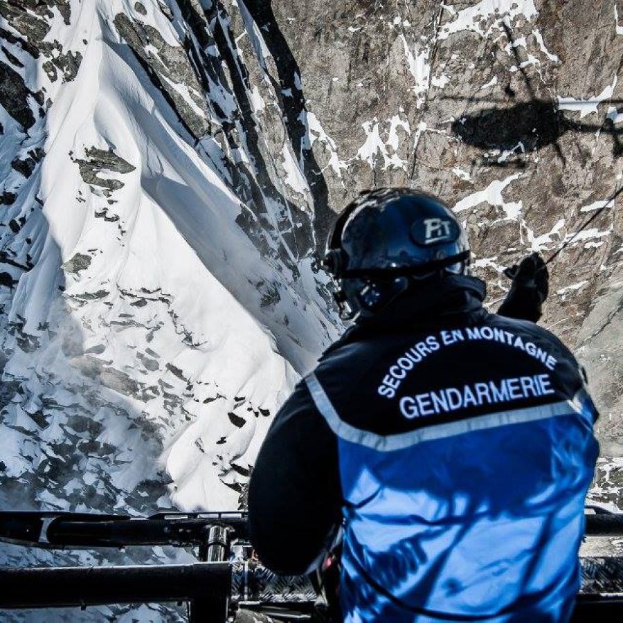 Un soccorritore del Pghm in elicottero (foto FB - Pghm Chamonix).