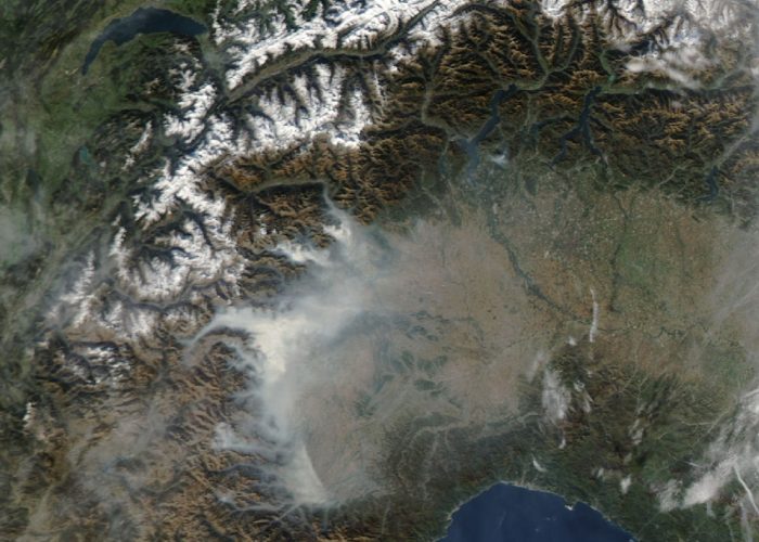 Un'immagine satellitare dei fumi degli incendi piemontesi (ARPA Piemonte).