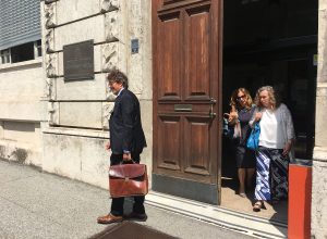 L'avvocato Corrado Bellora che esce da una precedente udienza