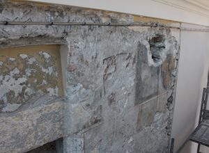 intonaci dipinti risalenti al Quattrocento sulla facciata del palazzo vescovile di Aosta