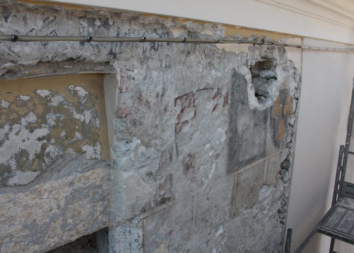 intonaci dipinti risalenti al Quattrocento sulla facciata del palazzo vescovile di Aosta