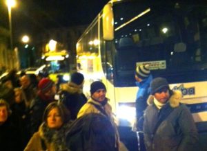 Un gruppo di pendolari alla stazione di Aosta