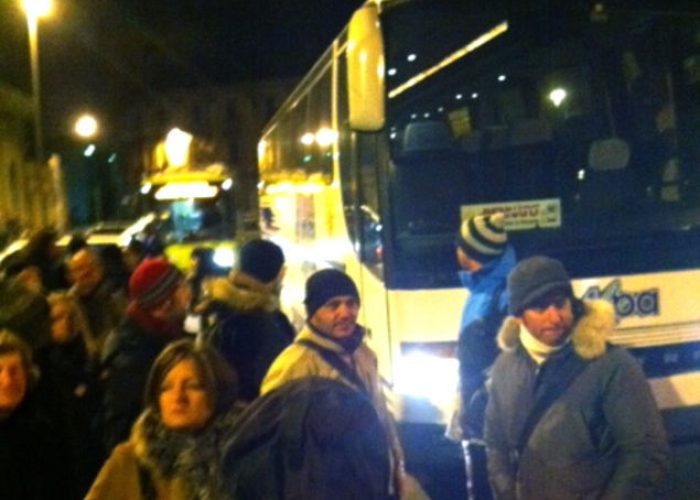 Un gruppo di pendolari alla stazione di Aosta
