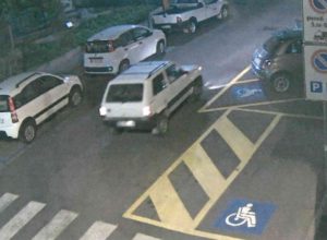 "La Fiat Panda, ripresa da una telecamera in via Piave, mentre si allontana dal luogo del sinistro".  Dovresti poi, nell'ultimo paragrafo, aggiungermi una cosa: rischia una denuncia per fuga, omissione di soccorso e lesioni. (In sostanza, aggiungi la fuga, che prima non c'era).