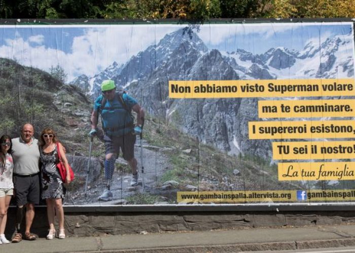 Il manifesto fatto realizzare dai familiari di Francis per il suo compleanno