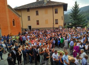 Tanta gente a Gignod per l'ultimo saluto a Claudio Brédy.