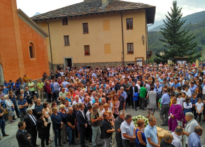 Tanta gente a Gignod per l'ultimo saluto a Claudio Brédy.