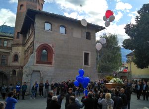 Il volo dei palloncini in cielo al funerale di Davide Martorana.