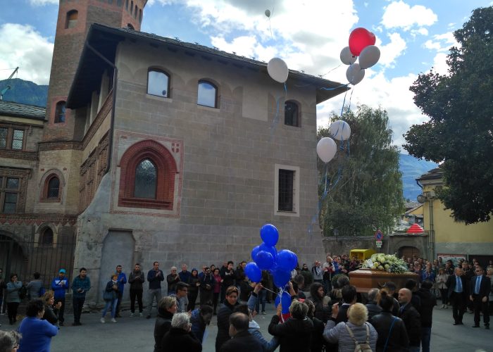 Il volo dei palloncini in cielo al funerale di Davide Martorana.
