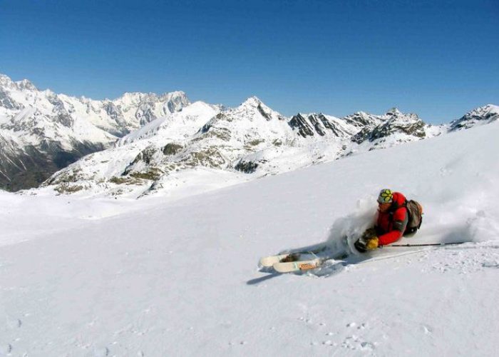 Fuori pista sulla catena del Monte Bianco - Ph. Aiat La Thuile
