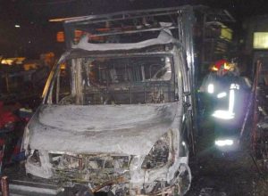 Il furgone incendiato