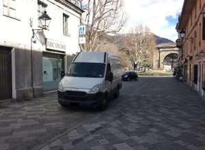 Il mezzo che ha investito il pedone.