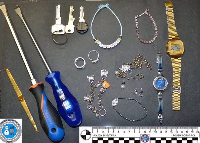 Il bottino del furto delle due 20enni