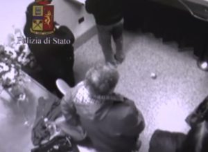 donna ruba in camera mortuaria