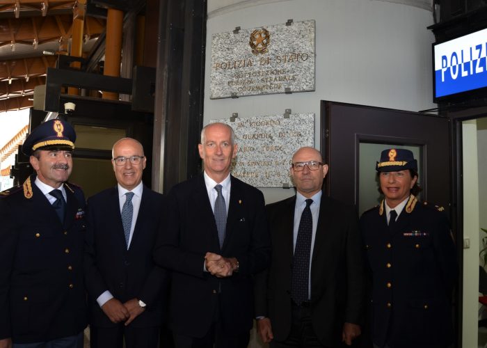 Il capo della Polizia Gabrielli e il questore Ostuni con i dirigenti Bisogno, Sgalla e Rucci.