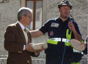 La consegna del riconoscimento a Giannone