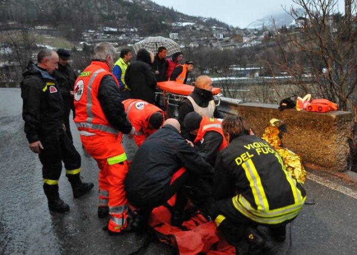 I Vigili del fuoco recuperano la donna ferita