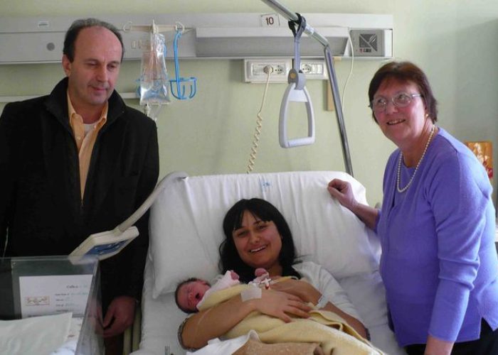 Ginevra in braccio alla mamma. A fianco il presidente del Celva, Elso Gerandin e la presidente dell'Unicef regionale, Ester Bianchi Trasino