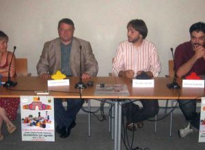 Da sin. Sabrina Biscaro dell'Assessorato regionale alla Sanità, Guido Cossard, Davide Jaccod, presidente di Aosta Iacta est, e Alessio Esposito, responsabile del progetto approvato da "Giovani in M.O.T.O".