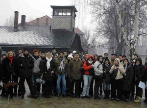 Studenti e accompagnatori in visita ad Auschwitz