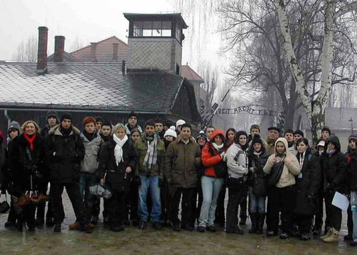 Studenti e accompagnatori in visita ad Auschwitz