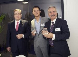 Consegna del premio al presidente di GPS Standard Pietro Capula e al dott. Luca Capula dall’ing. Renzo Ricci