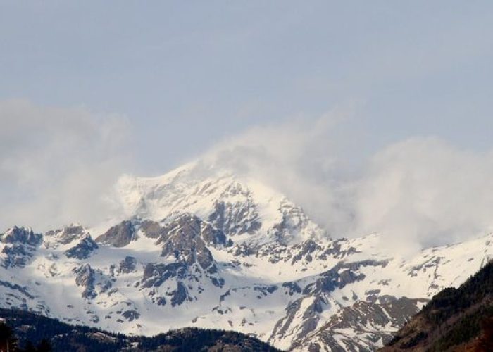 Sullo sfondo il Gran Combin