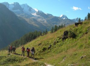 Escursionisti nel parco del Gran Paradiso