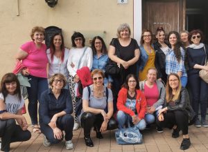 Il gruppo di operatori con le due psicologhe formatrici - Associazione Alzheimer Valle d’Aosta