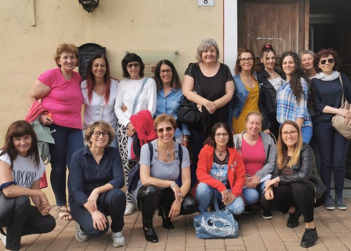 Il gruppo di operatori con le due psicologhe formatrici - Associazione Alzheimer Valle d’Aosta