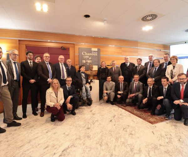 I consiglieri regionali davanti al busto di Emile Chanoux