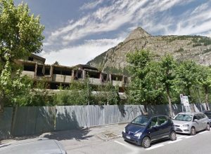 Lo scheletro dell'hotel Miramonti, mai sorto (foto Google Maps)