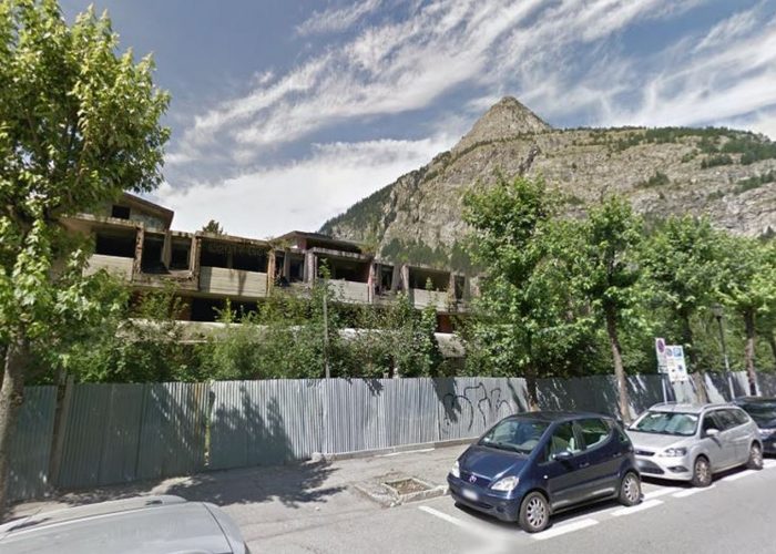 Lo scheletro dell'hotel Miramonti, mai sorto (foto Google Maps)