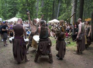 I Clanadonia in un esibizione al bosco del Peuterey