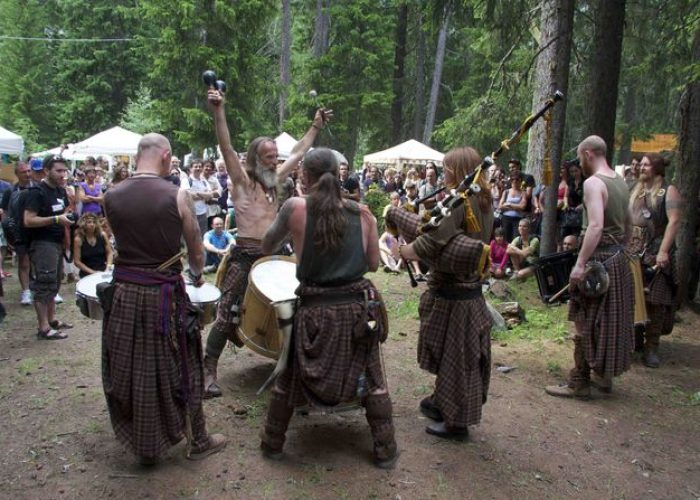 I Clanadonia in un esibizione al bosco del Peuterey