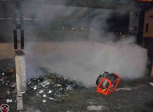 Il luogo dell'incendio dei 13 cassonetti