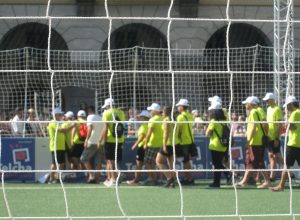 Il minuto di raccoglimento in onore di Maicol Castelnuovo