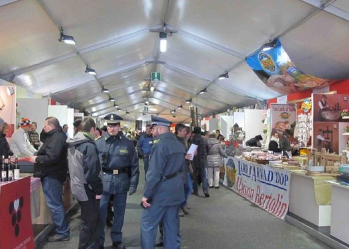 Sant'Orso 2012 - il padiglione enogastronomico di Piazza Plouves