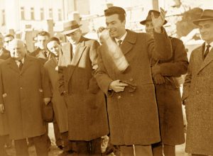 Il lancio della bottiglia da parte di Corrado Gex il giorno dell’inaugurazione