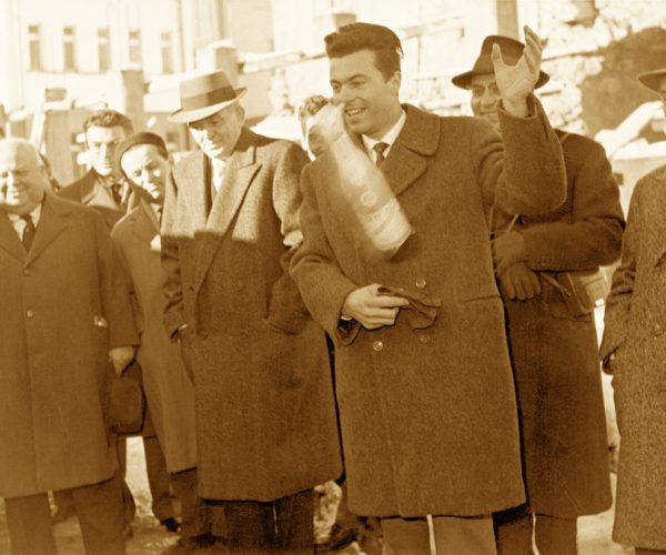 Il lancio della bottiglia da parte di Corrado Gex il giorno dell’inaugurazione