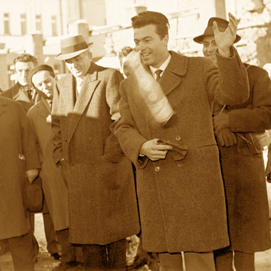 Il lancio della bottiglia da parte di Corrado Gex il giorno dell’inaugurazione