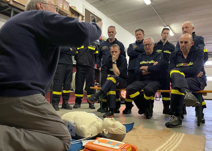 Il corso sull'uso del defibrillatore ai Vigili del fuoco volontari di Quart