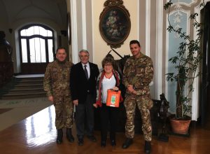 La Presidente del Rotary Club Aosta Josette Ottoz consegna il defibrillatore al Centro Addestramento Alpino